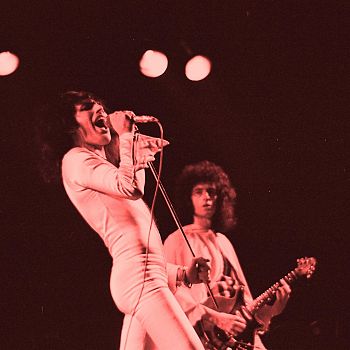 /images/6/3/63-queen-2-hammersmith-odeon--c-douglas-puddifoot-r.jpg