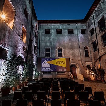 /images/6/4/64-cinemanelchiostro-sala-2025.jpg