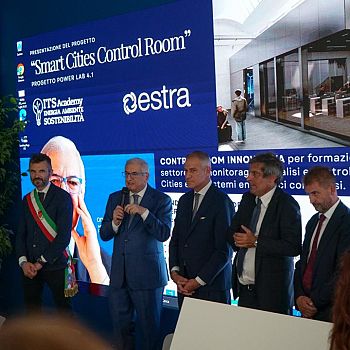 /images/6/4/64-inaugurazione-control-room-its-sede-estra-prato-conferenza-biffoni-foti-macri-irace-ciolini-giani.jpeg