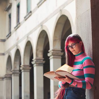 /images/6/4/64-studentessa-con-libro.jpg