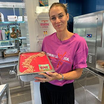 /images/6/5/65-in-foto-lavinia-mannucci-con-il-gelato-solidale-per--corri-la-vita-.jpg