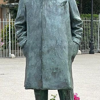 /images/6/9/69-puccini-statue.jpg