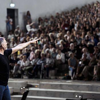 /images/7/1/71-liberamente-2025---stefano-massini-alla-cavea-del-maggio--ph--michele-monasta--1-.jpg