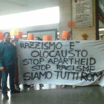 /images/7/3/73-manifestazione-antirazzista-del-consiglio-nazionale-rom-stazione-santa-maria-novella-21-marzo-2014-basta-razzismo.jpg