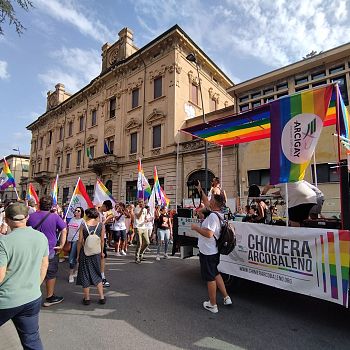 /images/7/5/75-chimera-arcobaleno-al-toscana-pride-2.jpeg