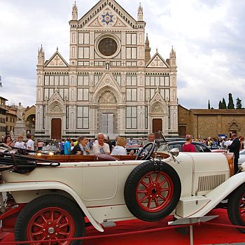 /images/7/7/77-auto-d-epoca-in-piazza-santa-croce.jpg