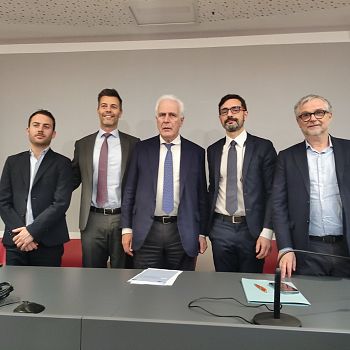 /images/7/7/77-sindaco--direttori-generali--presidente-e-assessore-alla-firma-dell-accordo.jpg