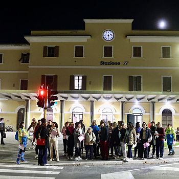 /images/7/8/78-donne-al-centro-stazione.jpeg