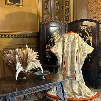 /images/8/0/80-costume-di-madama-butterfly-davanti-al-paravento-dono-dal-giappone-per-giacomo-puccini.jpeg