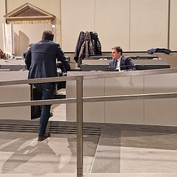 /images/8/3/83-banchi-opposizione6-cropped-41.jpeg