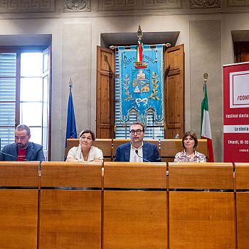 /images/8/3/83-contesto-relatori-conferenza-stampa.jpeg