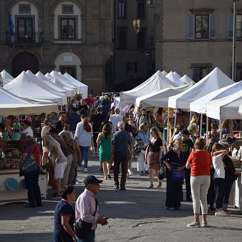 /images/8/4/84-fiera-della-ceramica-1--piazza-santa-croce.jpg