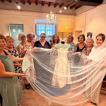 /images/8/4/84-maddalena-pacciani-e-il-velo-da-sposa-con-il-punto-tavarnelle.jpg