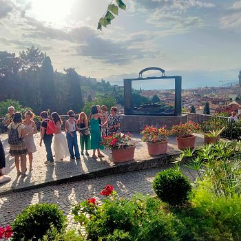 /images/8/6/86-giardino-rose-con-panormana-e-laboratorio.jpg