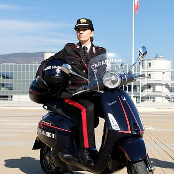 /images/8/7/87-carabinieri-scooter-b.jpg
