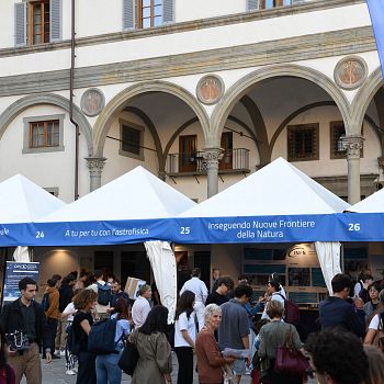 /images/8/7/87-stand-in-piazza.jpg