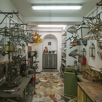 /images/8/9/89-guido-cozzi-borgheresi-e-chiti-lavorazione-lanterne-firenze.jpg