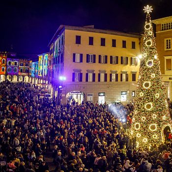 /images/9/0/90-inaugurazione-pubblico-albero-di-natale-grosseto.jpg