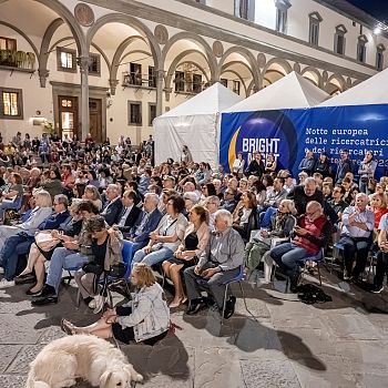 /images/9/0/90-un-momento-di-una-passata-edizione-in-piazza-ss-annunziata.jpg