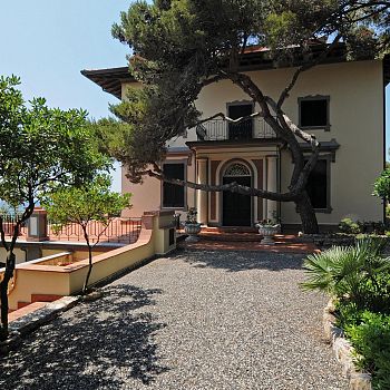 /images/9/0/90-villa-corcos-castiglioncello--toscana--courtesy-lionard-exclusive-real-estate--1-.jpg