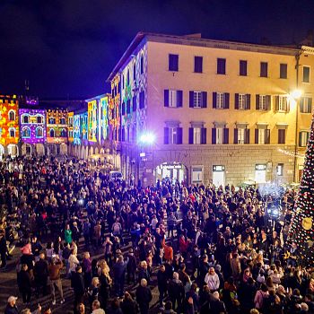 /images/9/1/91-albero-di-natale-proiezioni-luminose-e-pubblico-grosseto.jpg
