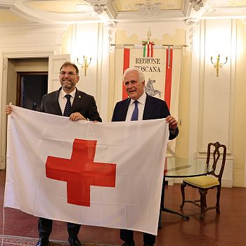 /images/9/1/91-bandiera-cri-giani-andreoni.jpg