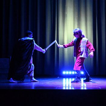 /images/9/2/92-ragazzi-in-scena-sul-palco-del-crc-antella.jpg