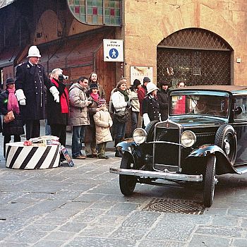/images/9/3/93-balilla-ponte-vecchio-e-vigile-in-divisa-storica.jpg
