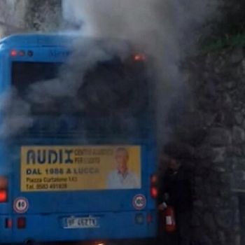 /images/9/3/93-bus-fiamme-lucca-a.jpg