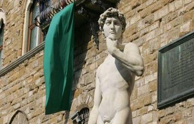 a912281848-agostini-pd-riappendiamo-il-drappo-verde-al-balcone-di-palazzo-vecchio
