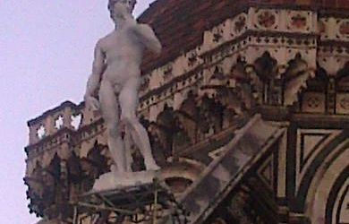 b011120430-le-immagini-del-david-sopra-il-duomo-di-firenze-santa-maria-del-fiore