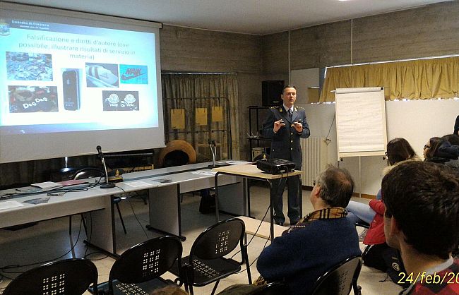 guardia-di-finanza-e-studenti-per-parlare-di-cultura-della-legalita-economica