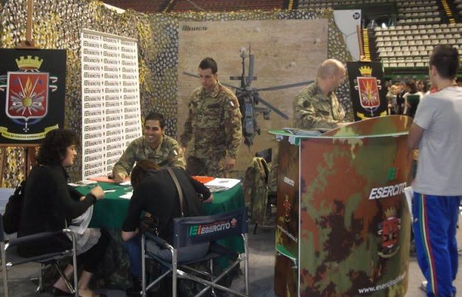 b310301604-l-esercito-italiano-presente-al-lucca-comics-and-games-2013