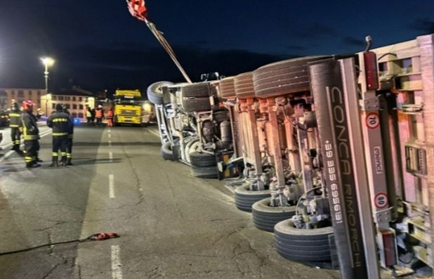 tir-ribaltato-ponte-alla-vittoria-chiuso-per-ore