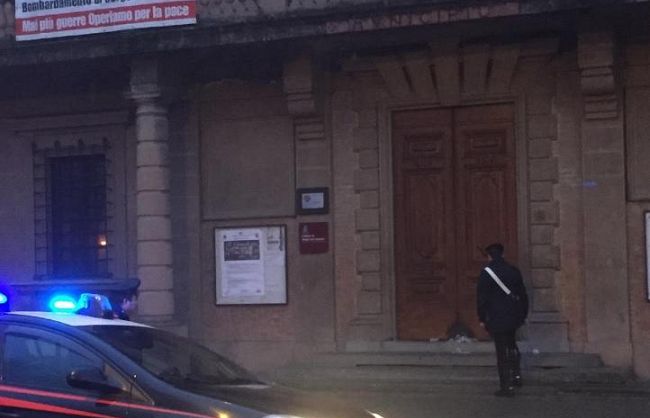 borgo-san-lorenzo-tenta-di-incendiare-il-portone-del-municipio