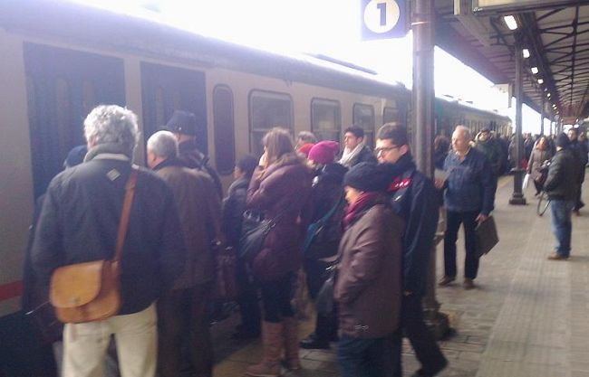 b301151441-soppressione-treno-pendolari-di-arezzo-e-valdichiana-stipati-come-sardine
