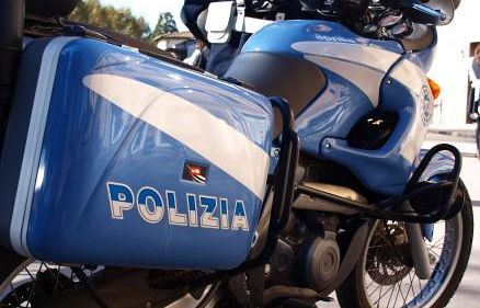 b011091425-coppia-di-stranieri-taccheggia-un-supermercato