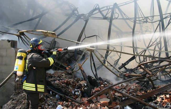 b402061311-incendio-in-capannoni-cinesi-c-e-l-ombra-del-dolo