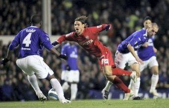 a803122353-calcio-coppa-uefa-il-dischetto-lancia-la-fiorentina-ai-quarti