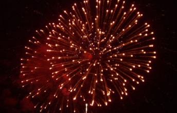 b206191416-a-firenze-i-fuochi-si-ammirano-dalla-spiaggia-sull-arno