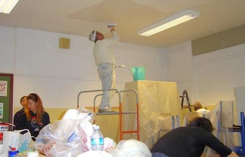 b011241511-si-improvvisano-imbianchini-per-dipingere-le-aule-dei-figli