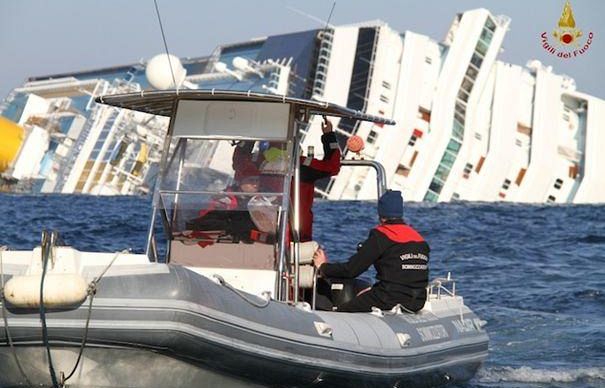 b201171653-naufragio-concordia-individuati-5-cadaveri-nel-relitto-sommerso-a-poppa