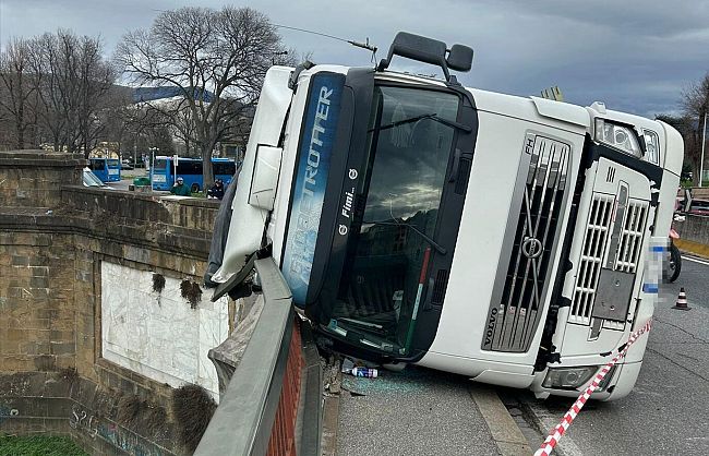 ponte-alla-vittoria-tir-si-inclina-e-si-adagia-sulla-spalletta