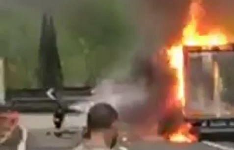 mezzo-pesante-in-fiamme-in-a1