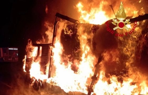 autosole-a-fuoco-camion-pieno-di-carta