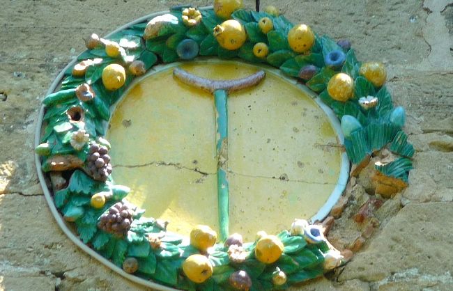 stemmi-degli-antichi-spedali-medievali-sugli-edifici-della-citta