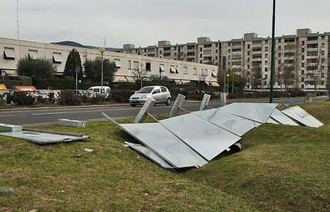 b003121708-pannelli-metallici-per-le-affissioni-elettorali-spazzati-via-dal-vento