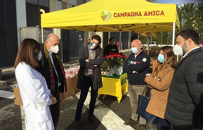 le-stelle-di-natale-di-coldiretti-al-san-giovanni-di-dio-per-omaggiare-medici-e-infermieri