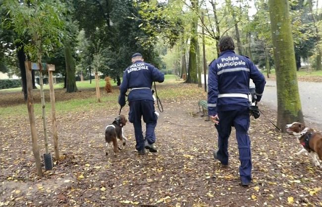striscioni-e-luci-contro-lo-spaccio-di-droga-a-firenze