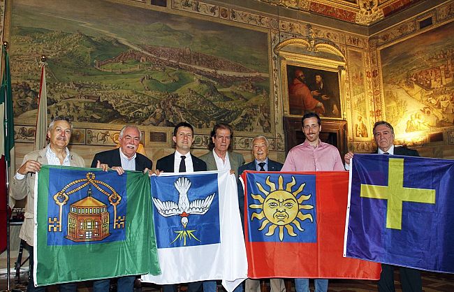 consegnate-al-sindaco-le-bandiere-di-combattimento-dei-quattro-colori
